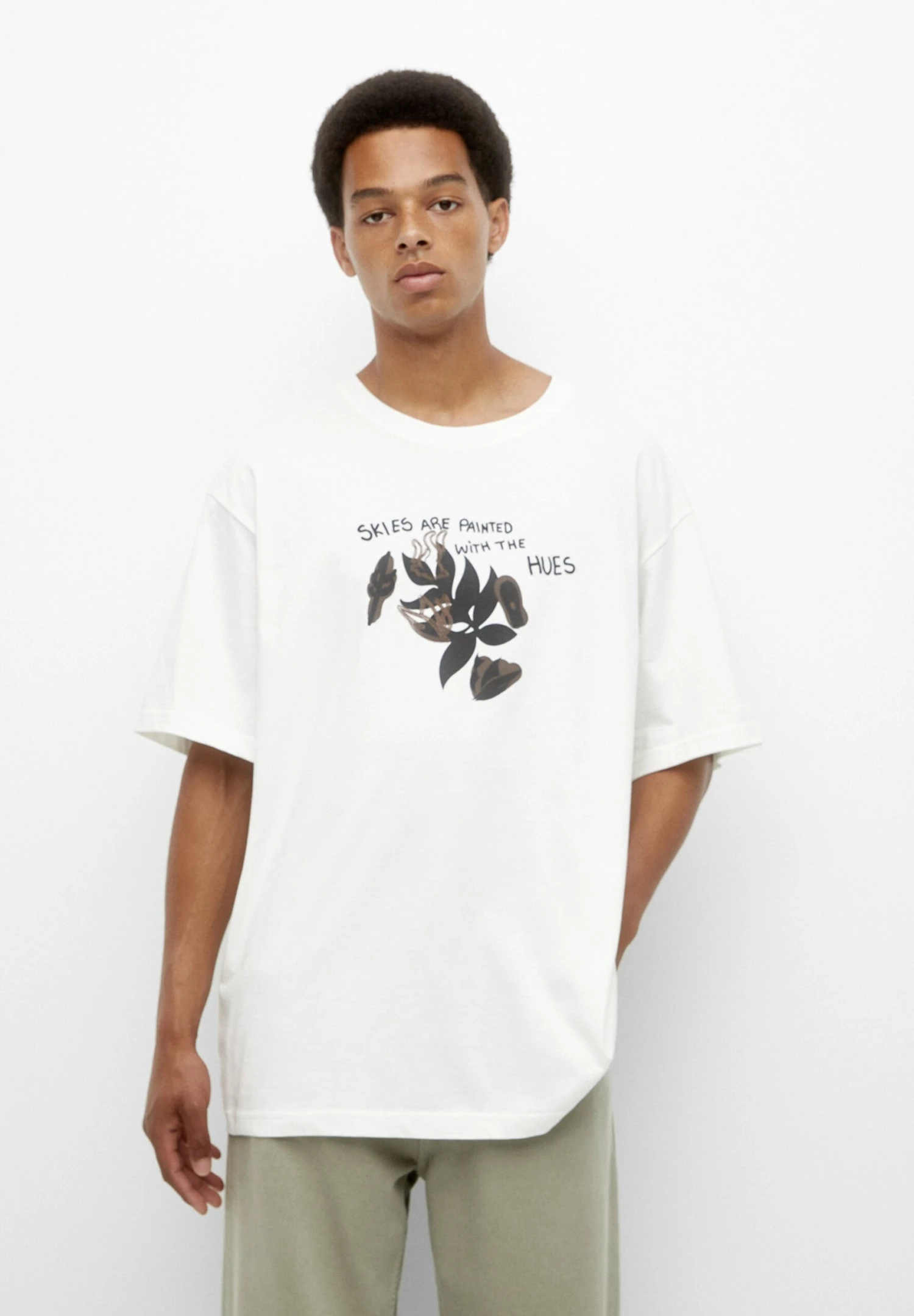 PULL & BEAR Skies Are Painted With The HuesT-Shirt Con StampaWhite Uomo T-shirt E Polo PUC22O1OZ-A11 1 PULL & BEAR Skies Are Painted With The HuesT-Shirt Con StampaWhite Uomo T-shirt E Polo PUC22O1OZ-A11