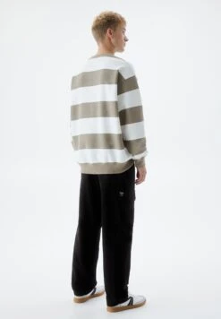 PULL & BEAR Basic Round Neck StripedFelpaLight Brown Uomo Maglieria E Felpe PUC22S0R7-O11 8 PULL & BEAR Basic Round Neck StripedFelpaLight Brown Uomo Maglieria E Felpe PUC22S0R7-O11 -Pull & Bear 069c2ed8250b4e15af7551c029805afa