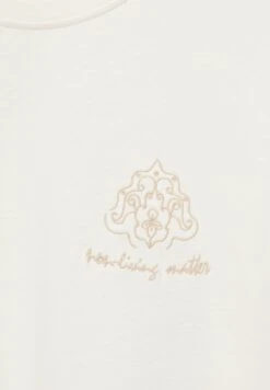 PULL & BEAR Short Sleeve Embroidery - T-Shirt Con Stampa - Beige 13 PULL & BEAR Short Sleeve Embroidery - T-Shirt Con Stampa - Beige -Pull & Bear 06cd03a7c84b4e45ad9c63e2d73621d8