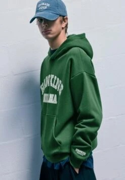 PULL & BEAR STRANGER THINGS - Felpa - Dark Green -Pull & Bear 06ec80fe7ab14ee6ad86f85caa7ba9f3