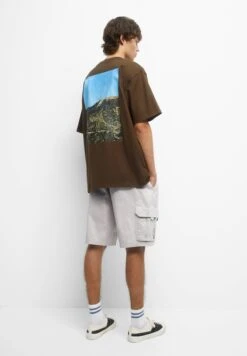 PULL & BEAR Stwd PrintT-Shirt Con StampaDark Brown Uomo T-shirt E Polo PUC22O1O9-O11 10 PULL & BEAR Stwd PrintT-Shirt Con StampaDark Brown Uomo T-shirt E Polo PUC22O1O9-O11 -Pull & Bear 0747d3c2f43d429896e932f75d690c0d