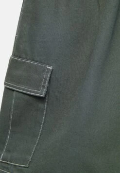 PULL & BEAR Bermuda With Seam Detail - Shorts - Green -Pull & Bear 075510fecf094decba7dca89a86e19b5