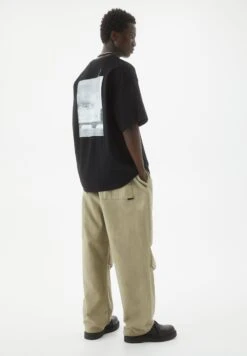 PULL & BEAR Slogan PhotographT-Shirt Con StampaBlack Uomo T-shirt E Polo PUC22O1QH-Q11 8 PULL & BEAR Slogan PhotographT-Shirt Con StampaBlack Uomo T-shirt E Polo PUC22O1QH-Q11 -Pull & Bear 0989c3c061dd4c80940acfbea0bb185b