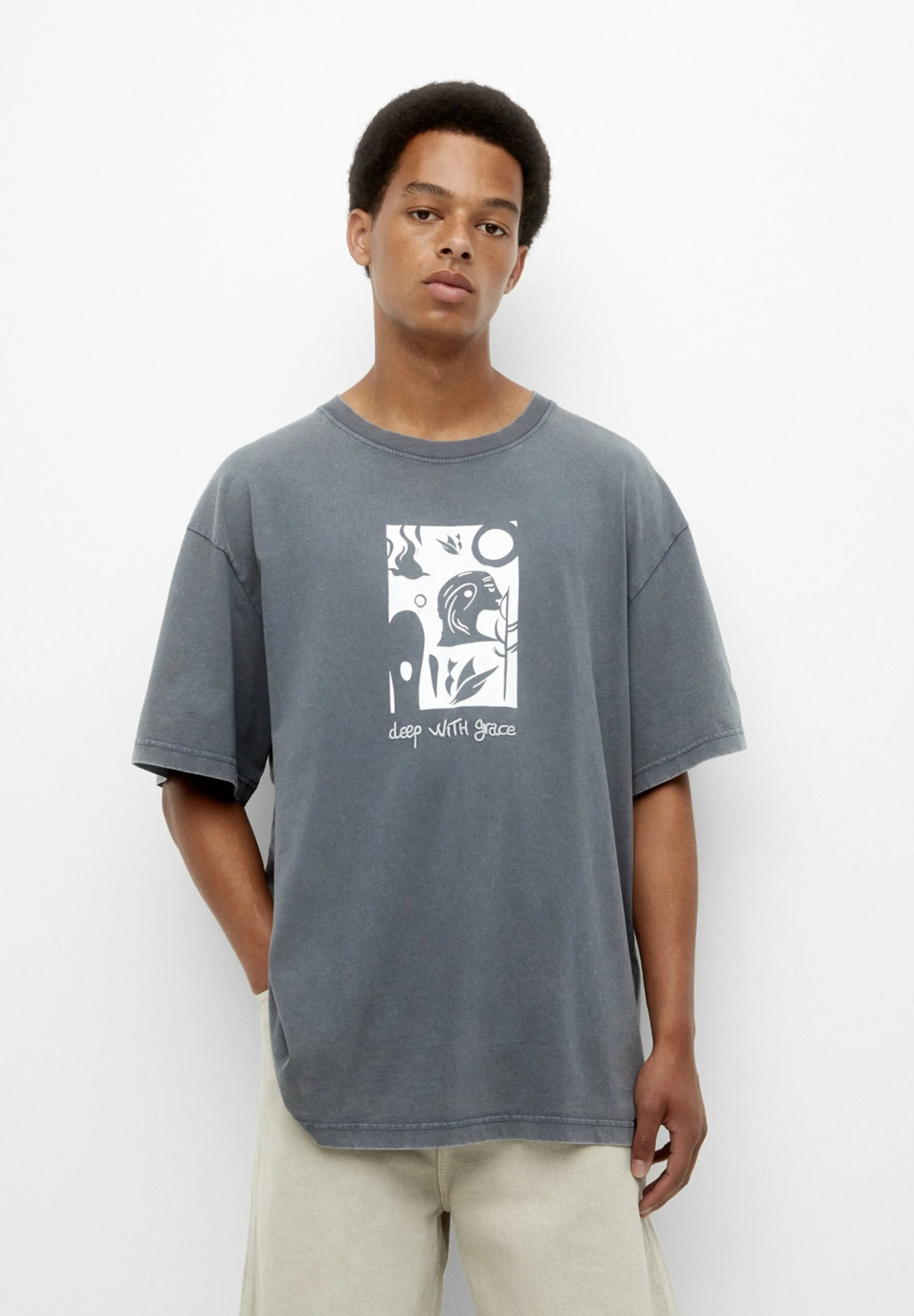 PULL & BEAR Deep With Grace Graphic - T-Shirt Con Stampa - Grey 1 PULL & BEAR Deep With Grace Graphic - T-Shirt Con Stampa - Grey