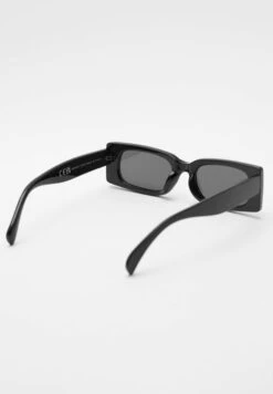 PULL & BEAR Occhiali Da SoleBlack Uomo Occhiali Da Sole PUC52K00Z-Q11 7 PULL & BEAR Occhiali Da SoleBlack Uomo Occhiali Da Sole PUC52K00Z-Q11 -Pull & Bear 0a080785d9a042e486e235f140f003df