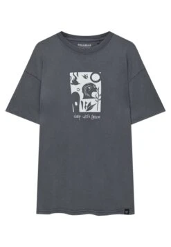 PULL & BEAR Deep With Grace Graphic - T-Shirt Con Stampa - Grey 9 PULL & BEAR Deep With Grace Graphic - T-Shirt Con Stampa - Grey -Pull & Bear 0a26d2ca74f947618b619e8c2026404f