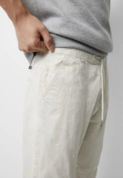 PULL & BEAR Jogger FitPantaloni SportiviWhite Uomo Pantaloni Sportivi E Joggers PUC22E0EW-A11 -Pull & Bear 0fabd4c77a4f49418642050664e66549