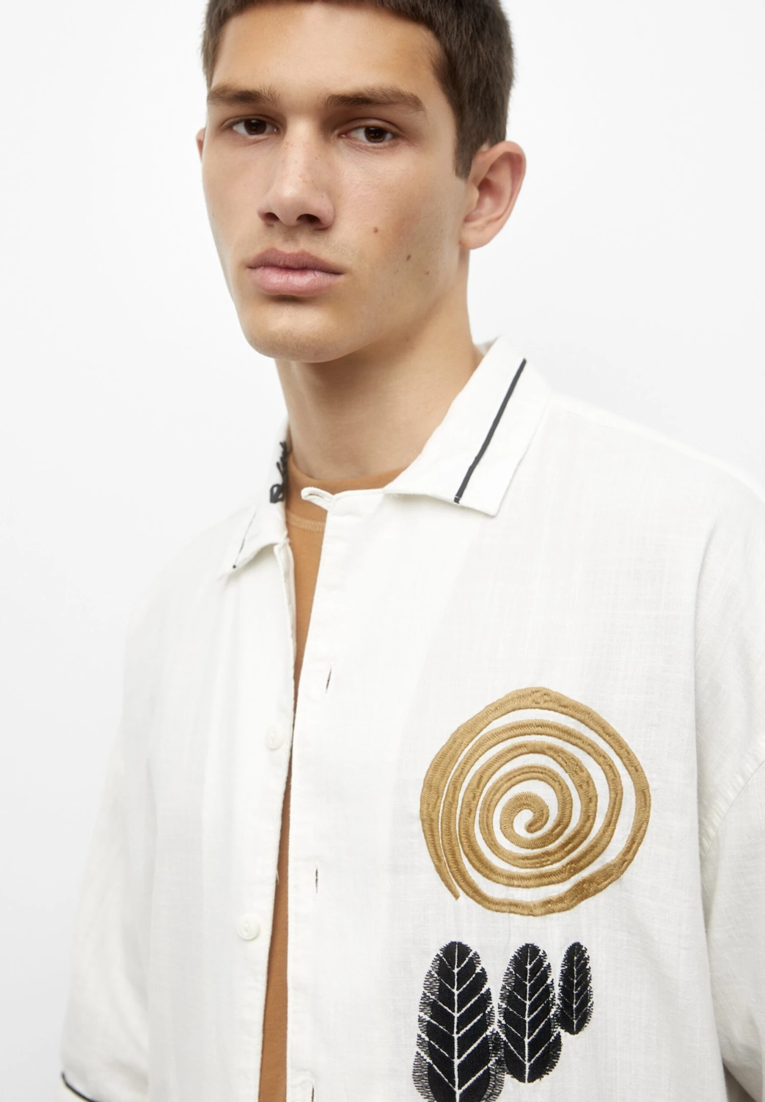 PULL & BEAR Embroidered Short SleeveCamiciaWhite Uomo Camicie PUC82N000-A11 4 PULL & BEAR Embroidered Short SleeveCamiciaWhite Uomo Camicie PUC82N000-A11 - immagine 4