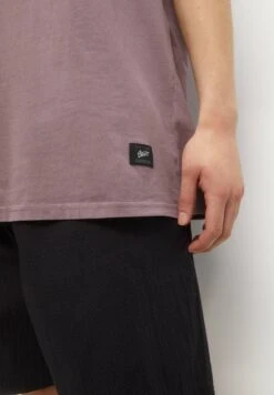 PULL & BEAR With Short Sleeves And Slogan PrintT-Shirt Con StampaLilac Uomo T-shirt E Polo PUC22O1NQ-I11 -Pull & Bear 16fe6e225e574d979610628ccd24747c