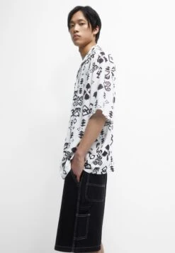PULL & BEAR Geometric PrintCamiciaWhite Uomo Camicie PUC22D0JX-A11 -Pull & Bear 19bac867908647fe801cb2f3c927309b