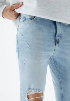 PULL & BEAR Ripped Jeans A SigarettaLight Blue Uomo Jeans PUC22G0PH-K13 -Pull & Bear 1bf5f0f8122f444a9134fe7948c789ac