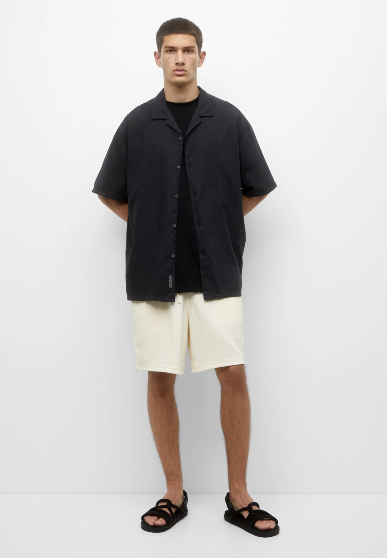 PULL & BEAR Basic Short SleeveCamiciaBlack Uomo Camicie PUC22D0JR-Q11 2 PULL & BEAR Basic Short SleeveCamiciaBlack Uomo Camicie PUC22D0JR-Q11 - immagine 2