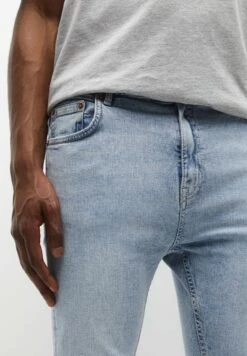 PULL & BEAR Basic Carrot FitJeans Slim FitLight Blue Denim Uomo Jeans PUC22G0OU-K11 11 PULL & BEAR Basic Carrot FitJeans Slim FitLight Blue Denim Uomo Jeans PUC22G0OU-K11 -Pull & Bear 200c66f539774db59e0e5151077e3e07