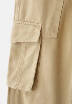 PULL & BEAR Wide-Leg With Label DetailPantaloni CargoSand Uomo Pantaloni PUC22E0F8-B12 -Pull & Bear 24c85d799a184e0d8adeb7a2af5c1a43