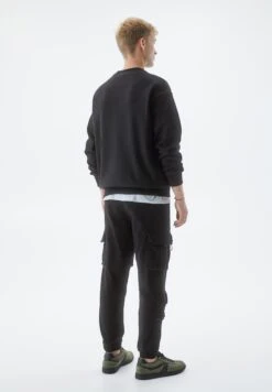 PULL & BEAR With Multiple PocketsPantaloni SportiviBlack Uomo Pantaloni Sportivi E Joggers PUC22E0EU-Q11 -Pull & Bear 25f70d3a0aa54ec78df8c23ad0f0251b