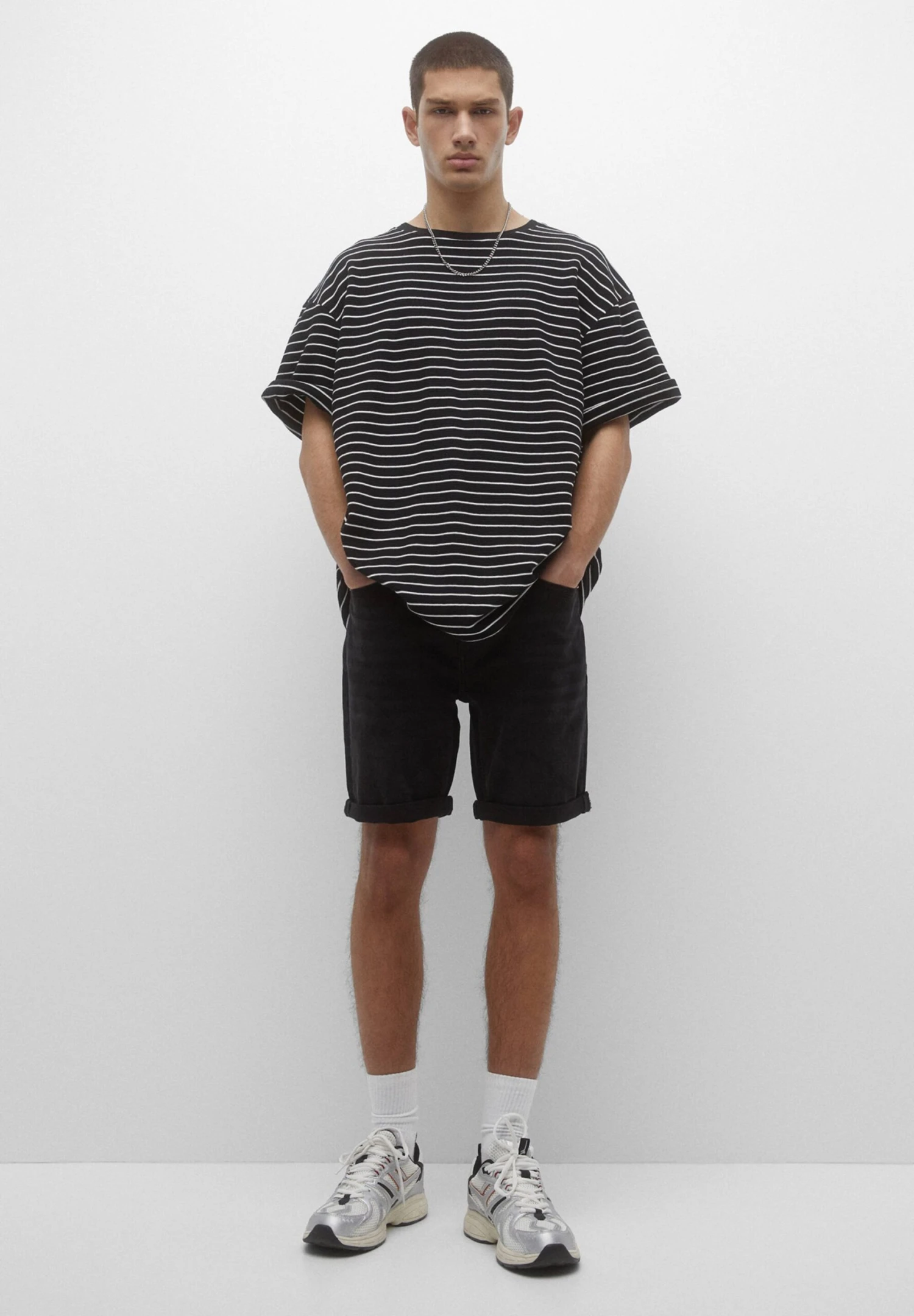 PULL & BEAR BermudaShorts Di JeansBlack Denim Uomo Jeans PUC22F0BN-Q11 2 PULL & BEAR BermudaShorts Di JeansBlack Denim Uomo Jeans PUC22F0BN-Q11 - immagine 2