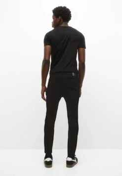 PULL & BEAR Basic CarrotJeans Slim FitBlack Uomo Jeans PUC22G0PI-Q11 -Pull & Bear 270794be2e3f4ebcb96272afbd0c3dde