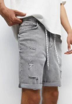 PULL & BEAR Ripped Bermuda - Shorts Di Jeans - Grey -Pull & Bear 28987fcecf0744f2bf90c3709078563e