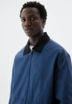 PULL & BEAR Utility With Contrast Collar Giacca Da Mezza StagioneBlue Uomo Giacche PUC22T0SY-K11 -Pull & Bear 28bfac5b22c74336bff308485420b8fb