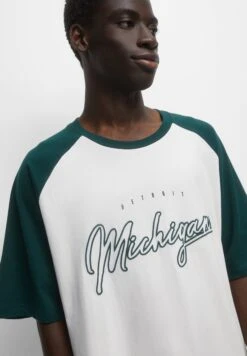 PULL & BEAR With Short Raglan Sleeves - T-Shirt Con Stampa - Green -Pull & Bear 28f4dd31d355406aab8d88774d79fa1b