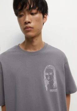 PULL & BEAR Leonardo Da Vinci Line Design T-Shirt Con StampaGrey Uomo T-shirt E Polo PUC22O1PM-C11 10 PULL & BEAR Leonardo Da Vinci Line Design T-Shirt Con StampaGrey Uomo T-shirt E Polo PUC22O1PM-C11 -Pull & Bear 28f89c79ce5e4c9e9cc7adc01e832033