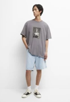 PULL & BEAR David Bowie Photo PrintT-Shirt Con StampaGrey Uomo T-shirt E Polo PUC21009D-C11 14 PULL & BEAR David Bowie Photo PrintT-Shirt Con StampaGrey Uomo T-shirt E Polo PUC21009D-C11 -Pull & Bear 2aebc7db54534927a5a0059a2a9283a1