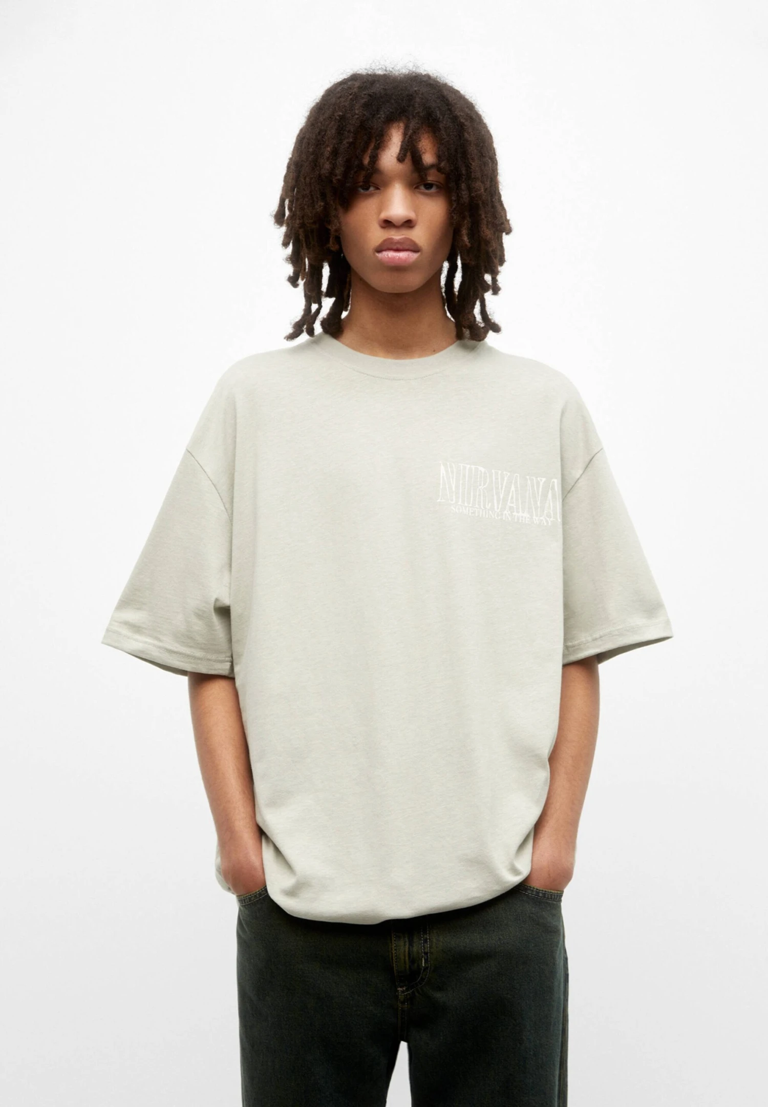 PULL & BEAR NirvanaT-Shirt Con StampaKhaki Uomo T-shirt E Polo PUC22O1NO-N11 1 PULL & BEAR NirvanaT-Shirt Con StampaKhaki Uomo T-shirt E Polo PUC22O1NO-N11