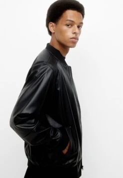 PULL & BEAR Basic Giacca In SimilpelleBlack Uomo Giacche PUC22T0SK-Q11 -Pull & Bear 32ffbadbce534cc2976f05f078c8f324