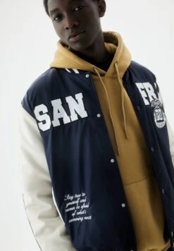 PULL & BEAR San Francisco VarsityGiubbotto BomberDark Blue Uomo Giacche PUC22T0T4-K11 -Pull & Bear 3b91264d49b549c0b4394ed66ec35468