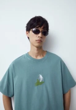 PULL & BEAR Short Sleeve Stwd AstronautT-Shirt Con StampaGreen Uomo T-shirt E Polo PUC22O1PJ-M11 -Pull & Bear 3f6d1313fa9b45a98a53921c93b47d0c