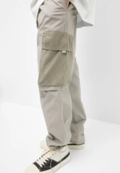 PULL & BEAR JoggerPantaloni SportiviGrey Uomo Pantaloni PUC22E0ER-C11 -Pull & Bear 435e21fdaab6492eb3a78ad63d12acbf