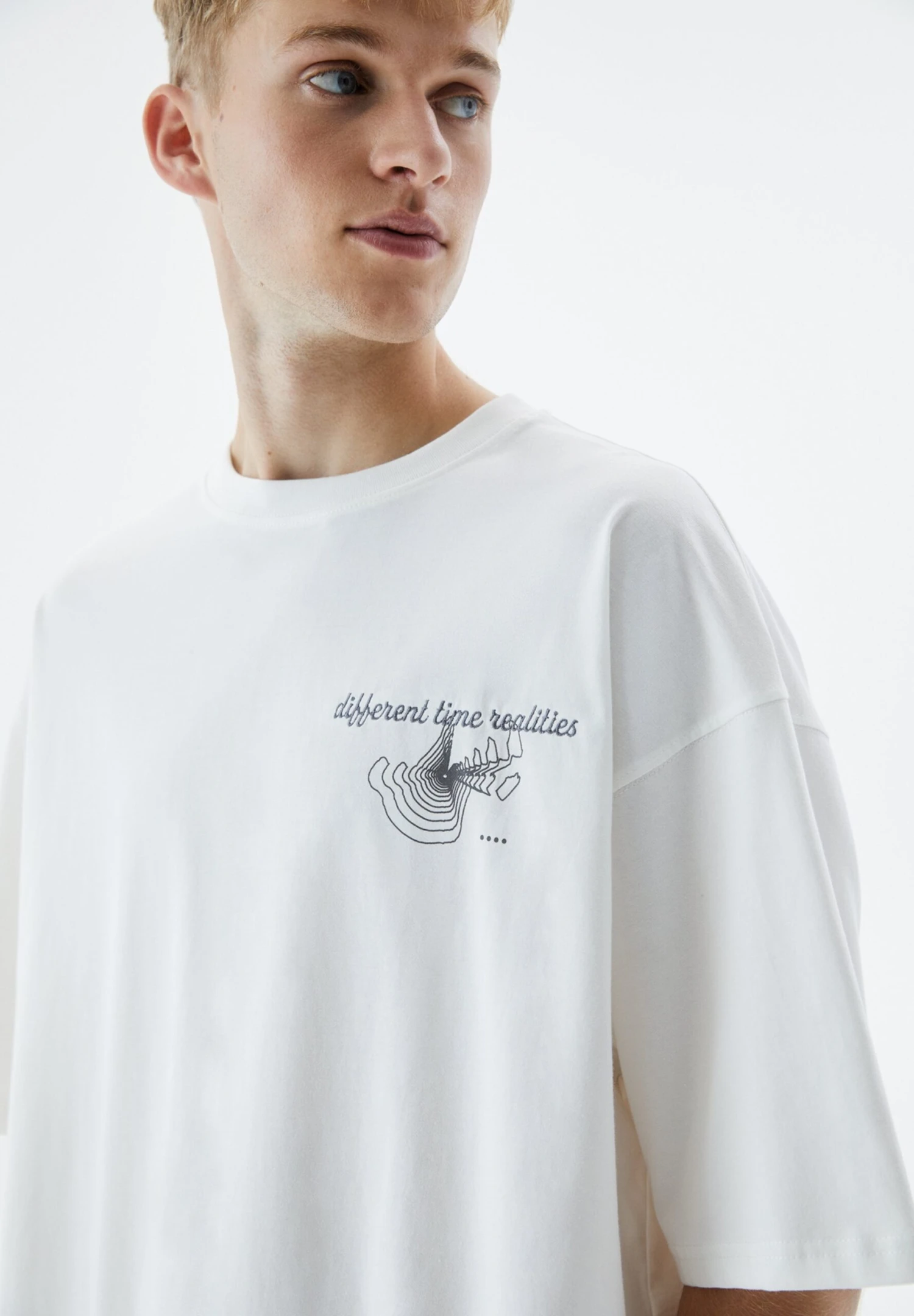 PULL & BEAR Different Time Realities Embroidered - T-Shirt Con Stampa - White 4 PULL & BEAR Different Time Realities Embroidered - T-Shirt Con Stampa - White - immagine 4