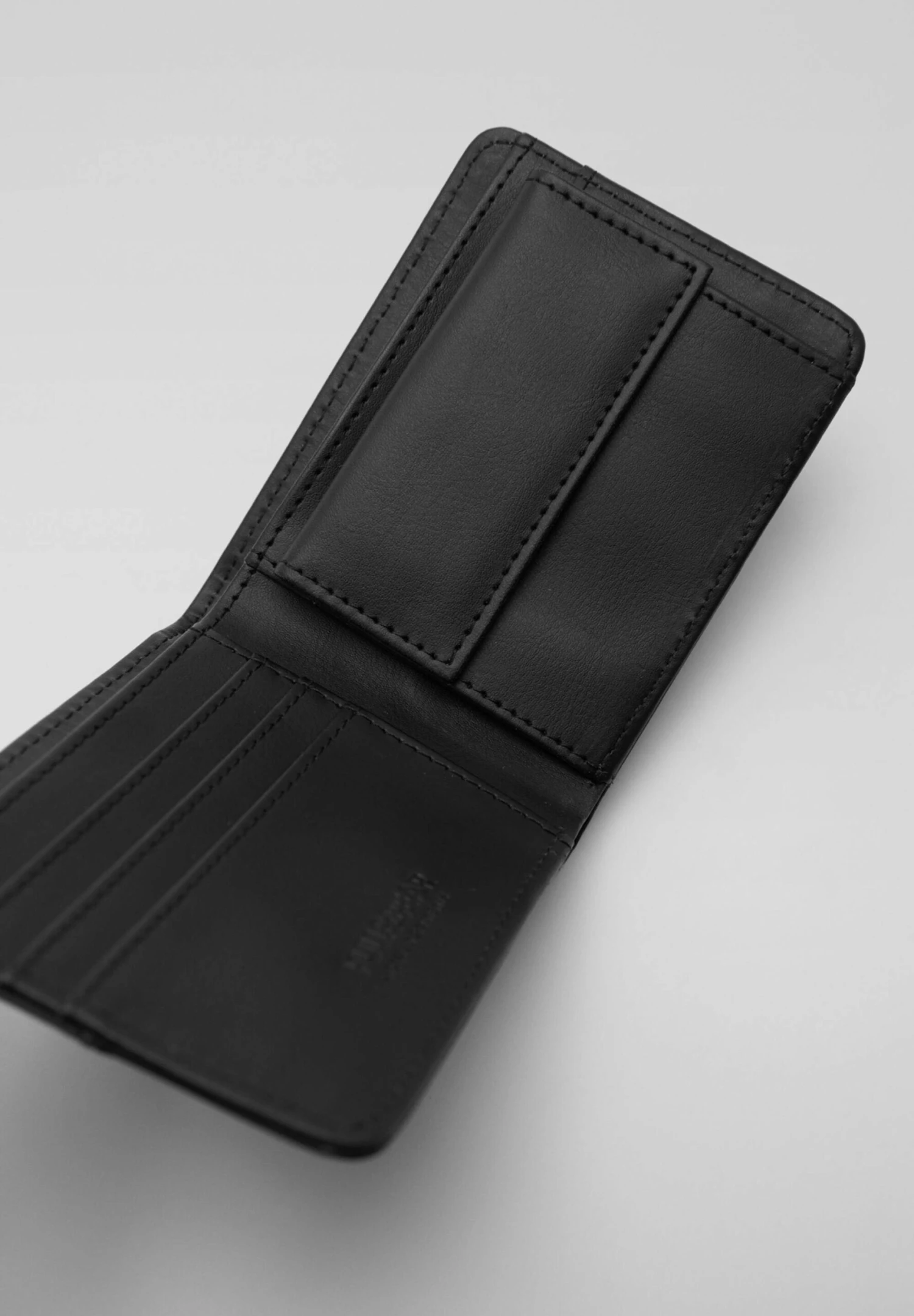 PULL & BEAR PortafoglioBlack Uomo Portafogli E Custodie PUC52F085-Q11 3 PULL & BEAR PortafoglioBlack Uomo Portafogli E Custodie PUC52F085-Q11 - immagine 3