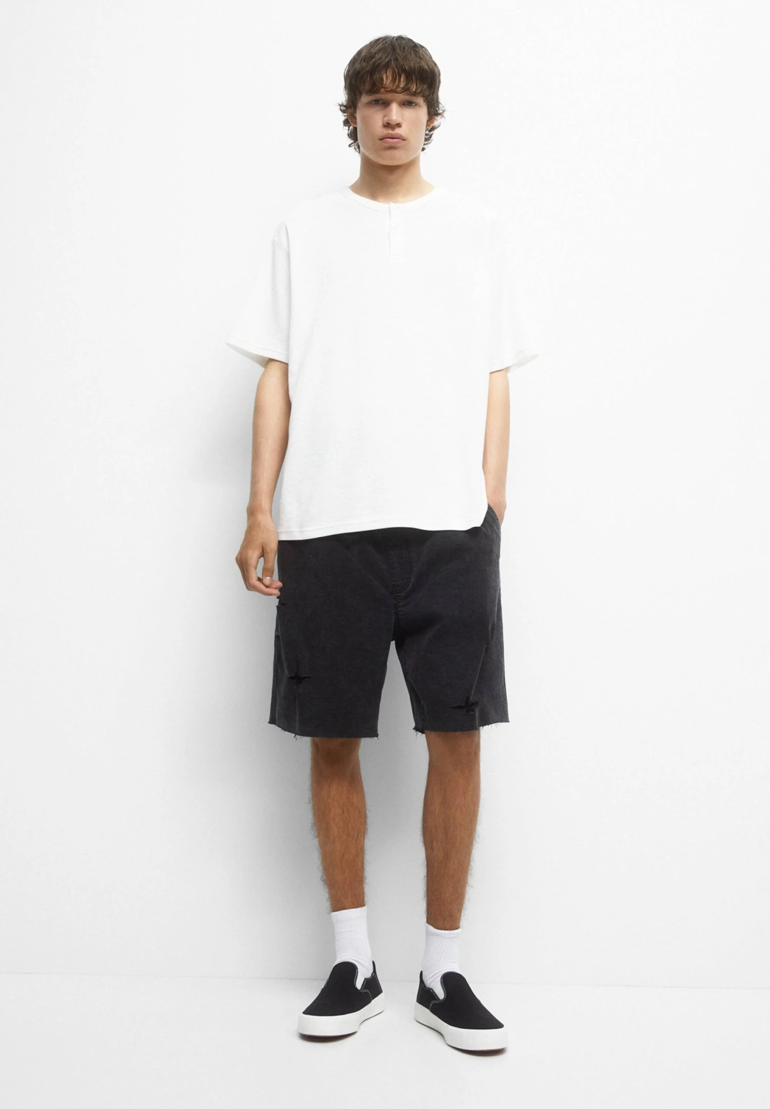 PULL & BEAR Ripped Bermuda Shorts Di JeansBlack Uomo Bermuda PUC22F0D8-Q11 6 PULL & BEAR Ripped Bermuda Shorts Di JeansBlack Uomo Bermuda PUC22F0D8-Q11 - immagine 6