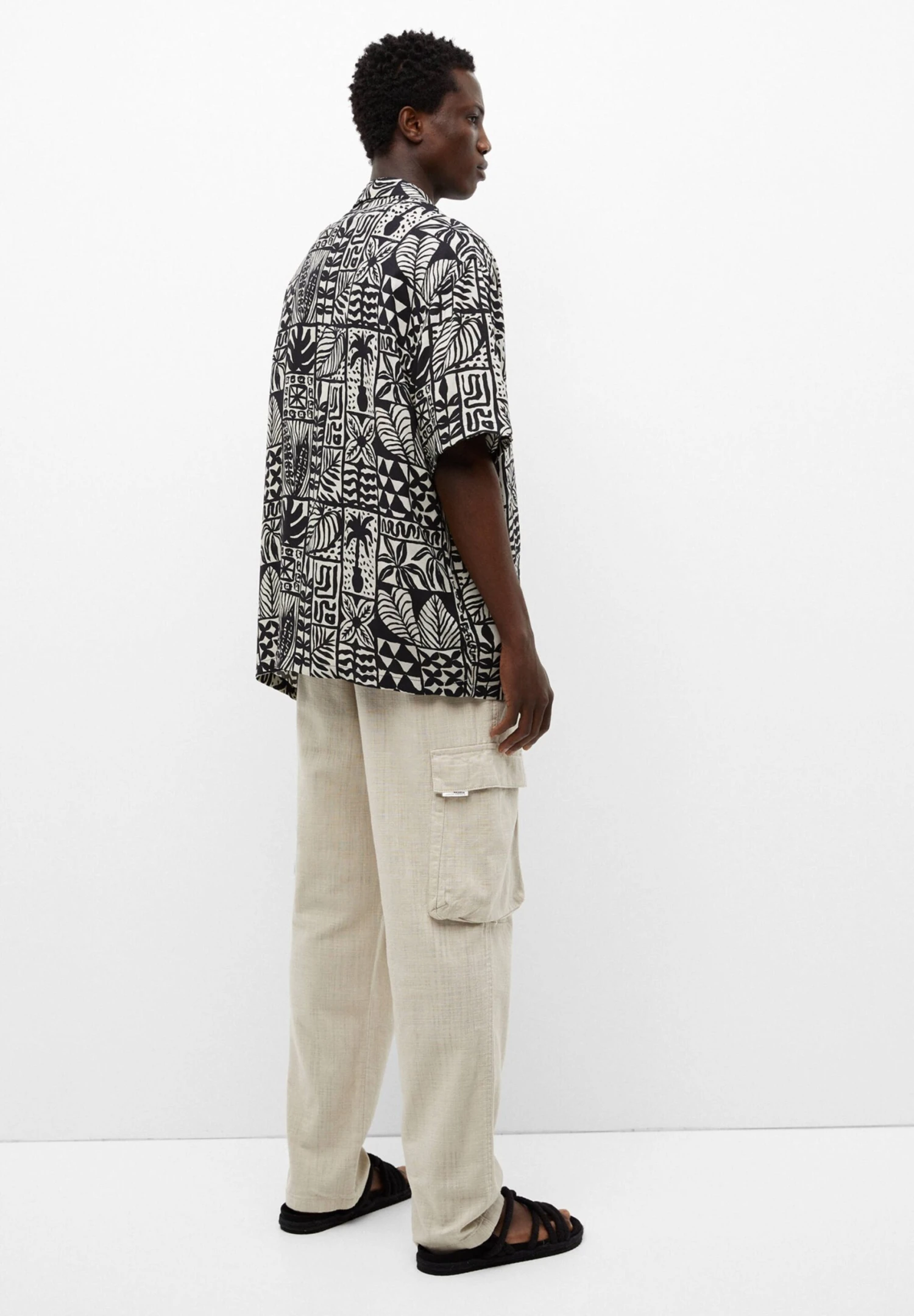 PULL & BEAR Floral Print- Camicia - Black 3 PULL & BEAR Floral Print- Camicia - Black - immagine 3