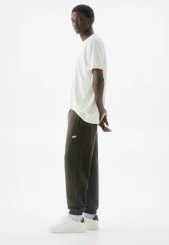 PULL & BEAR Standard Fit - Joggers - Pantaloni Sportivi - Light Brown 9 PULL & BEAR Standard Fit - Joggers - Pantaloni Sportivi - Light Brown -Pull & Bear 4d5da446576c4884b8d913c8afeed7db