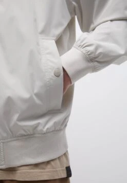 PULL & BEAR LightweightGiubbotto BomberWhite Uomo Giacche PUC22T0RT-A11 -Pull & Bear 4e9cea02ba8649138bee5f0a070651a4