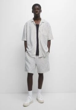 PULL & BEAR Striped Jogger Bermuda - Shorts - White -Pull & Bear 53d7e7c993e74f74a49398e2927413fc