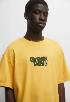 PULL & BEAR Green DayT-Shirt Con StampaYellow Uomo T-shirt E Polo PUC22O1P3-E11 -Pull & Bear 54c58af13b3a46388f3fdbf20c621dc8