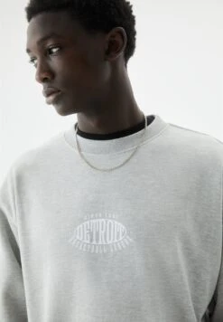 PULL & BEAR Detroit VarsityFelpaGrey Uomo Maglieria E Felpe PUC22S0R6-C11 -Pull & Bear 5738cd4fefd74d9c9b7fcd4d9e9f567e