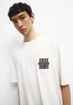PULL & BEAR Guns N RosesWith Pocket - T-Shirt Con Stampa - White -Pull & Bear 59bf9cf060e44dc6a4916ebb21a6d8fe
