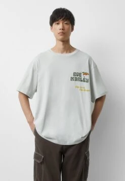 PULL & BEAR Bob Marley European T-Shirt Con StampaGreen Uomo T-shirt E Polo PUC22O1PF-M11 9 PULL & BEAR Bob Marley European T-Shirt Con StampaGreen Uomo T-shirt E Polo PUC22O1PF-M11 -Pull & Bear 59ddf6a3b68e4cf790fa675b9a413076