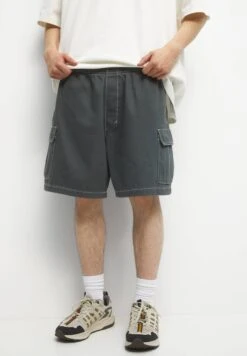 PULL & BEAR Bermuda With Seam Detail - Shorts - Green