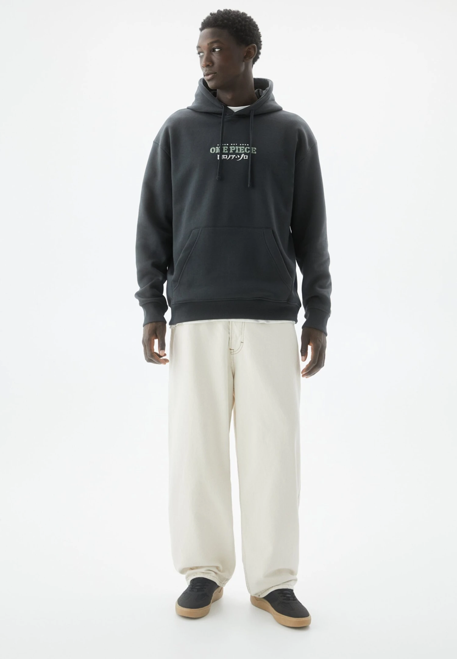 PULL & BEAR One Piece Zoro Felpa Con CappuccioGrey Uomo Maglieria E Felpe PUC22S0R4-C11 2 PULL & BEAR One Piece Zoro Felpa Con CappuccioGrey Uomo Maglieria E Felpe PUC22S0R4-C11 - immagine 2