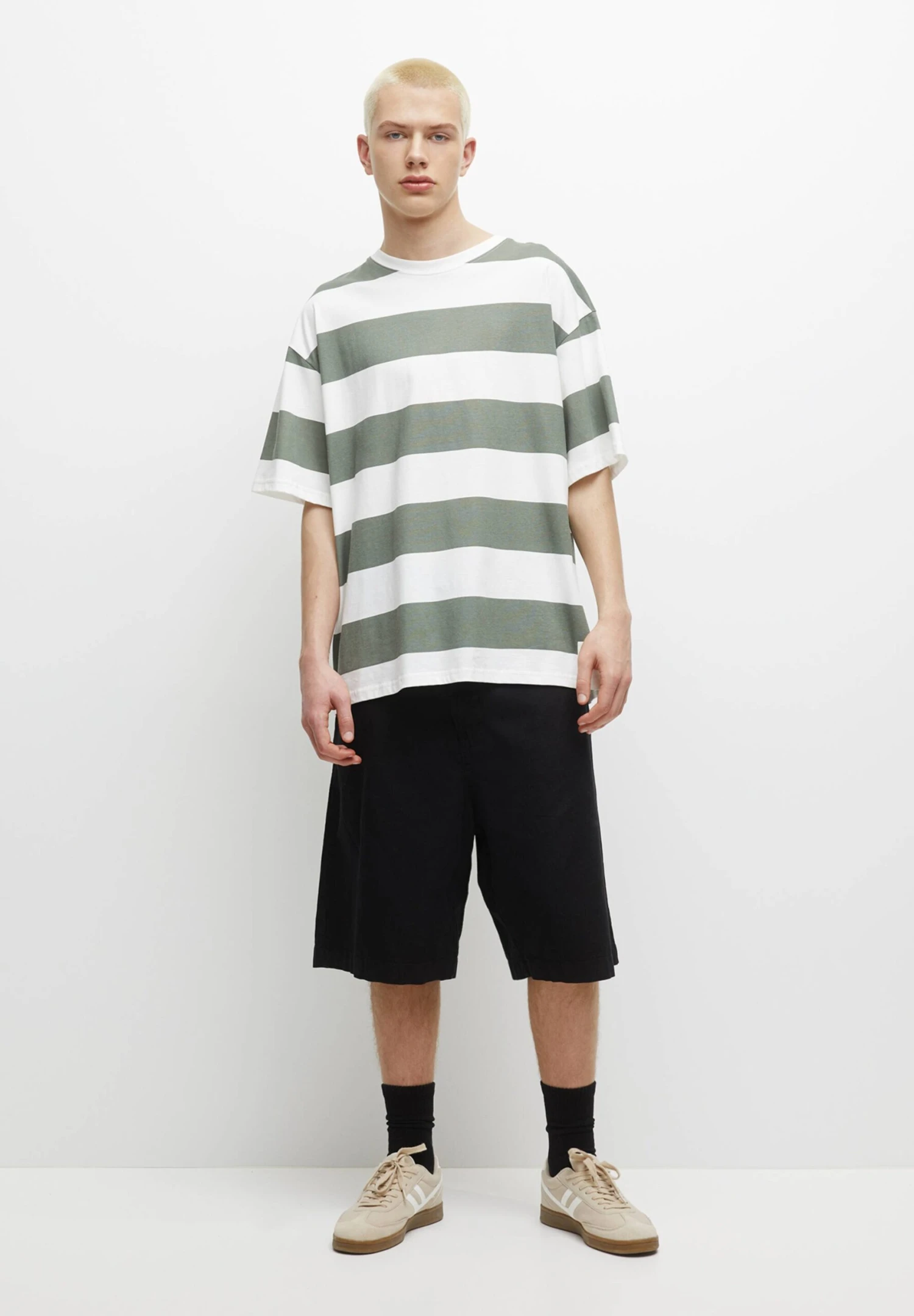 PULL & BEAR Striped Short SleeveT-Shirt Con StampaGreen Uomo T-shirt E Polo PUC22O1KJ-M11 2 PULL & BEAR Striped Short SleeveT-Shirt Con StampaGreen Uomo T-shirt E Polo PUC22O1KJ-M11 - immagine 2