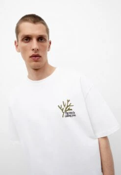 PULL & BEAR The Sea Is Calling YouT-Shirt Con StampaWhite Uomo T-shirt E Polo PUC22O1NG-A11 10 PULL & BEAR The Sea Is Calling YouT-Shirt Con StampaWhite Uomo T-shirt E Polo PUC22O1NG-A11 -Pull & Bear 5ec7b72a73b14eeab6092d9d75c19d69