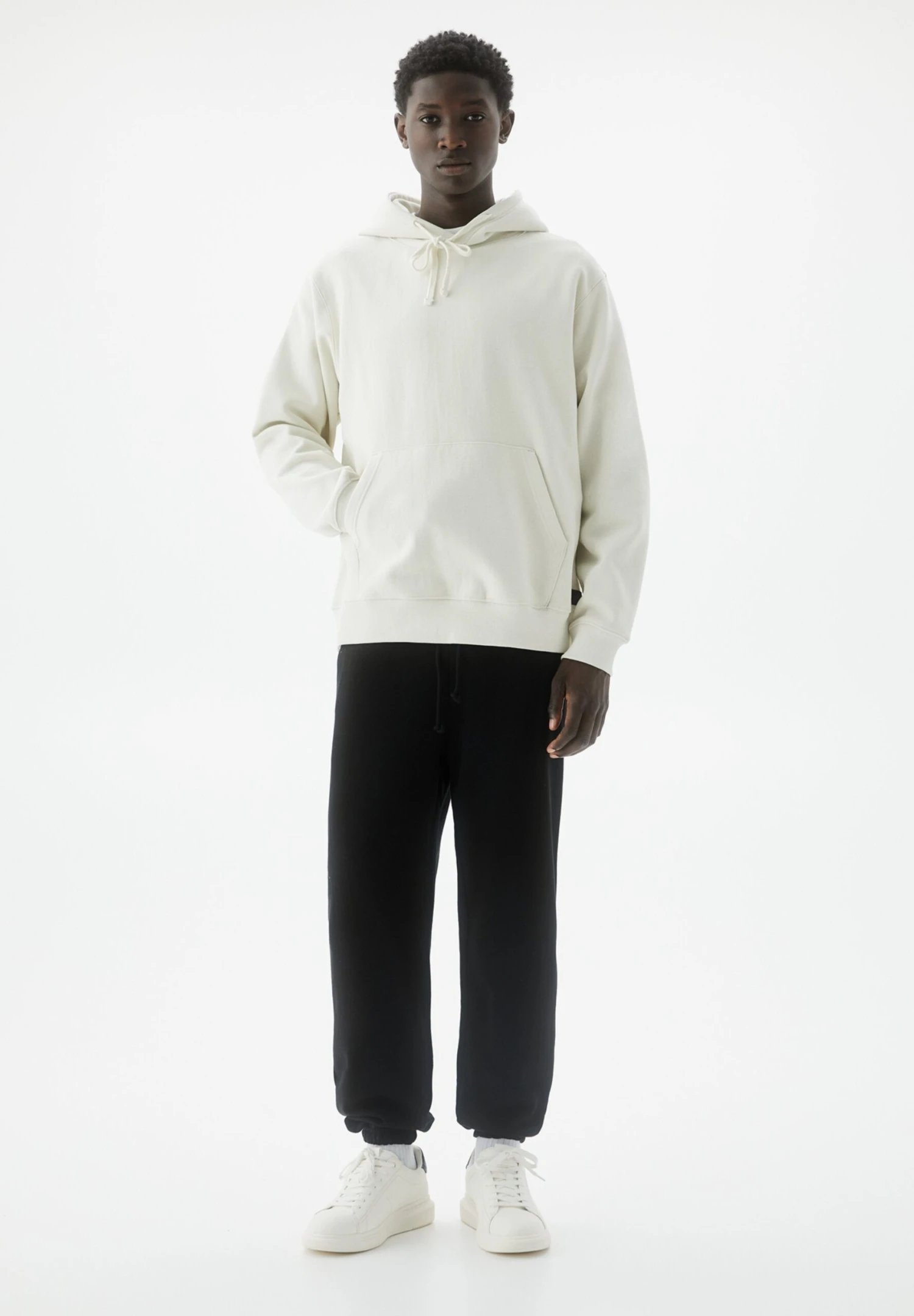 PULL & BEAR Standard Fit - Joggers - Pantaloni Sportivi - Black 2 PULL & BEAR Standard Fit - Joggers - Pantaloni Sportivi - Black - immagine 2