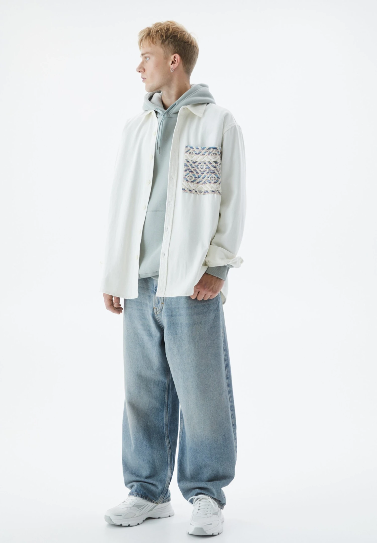 PULL & BEAR Long Sleeve With PocketCamiciaWhite Uomo Camicie PUC22D0KK-A11 2 PULL & BEAR Long Sleeve With PocketCamiciaWhite Uomo Camicie PUC22D0KK-A11 - immagine 2