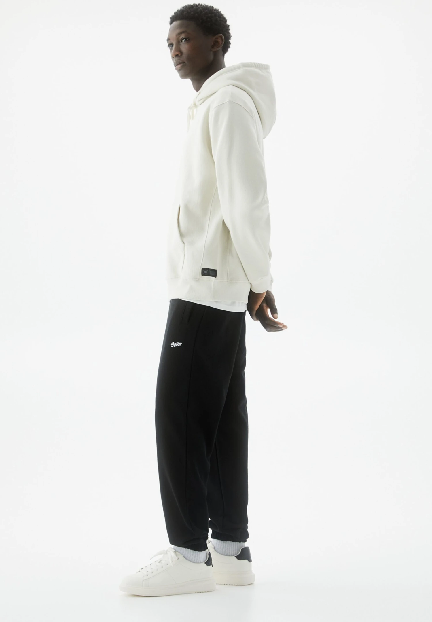 PULL & BEAR Standard Fit - Joggers - Pantaloni Sportivi - Black 4 PULL & BEAR Standard Fit - Joggers - Pantaloni Sportivi - Black - immagine 4