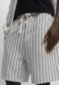 PULL & BEAR Striped Jogger Bermuda - Shorts - White -Pull & Bear 62f8fe05241c47ec8f8c5cd35bad5b63